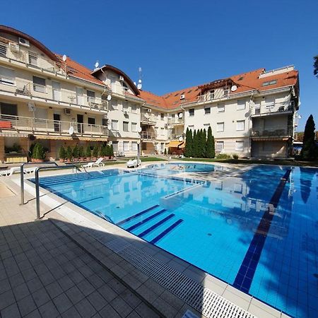 Relax Wellness Studio Hajduszoboszlo Apartment Exterior foto