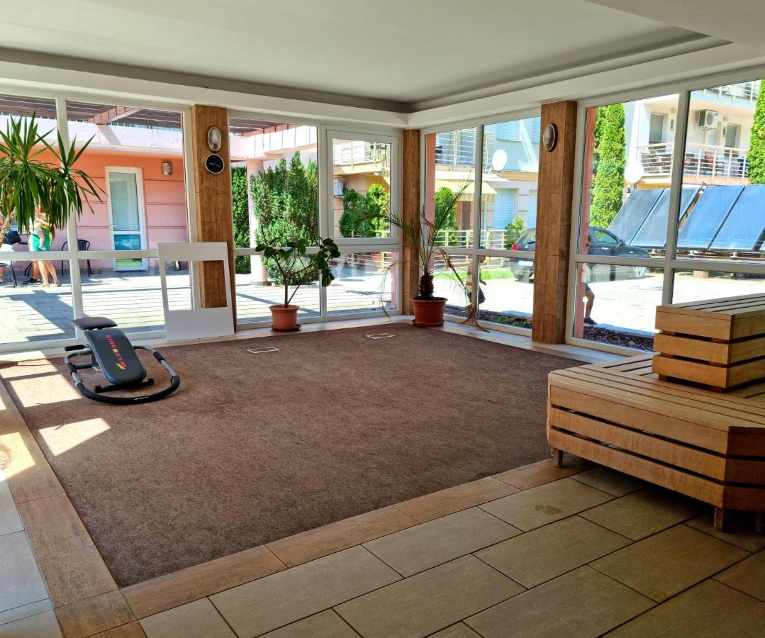 Relax Wellness Studio Hajduszoboszlo Apartment Exterior foto