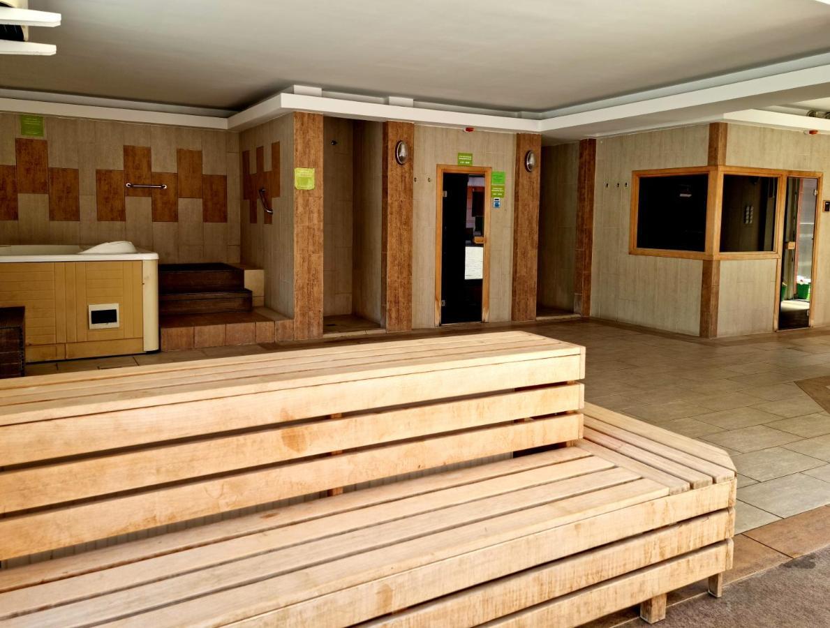 Relax Wellness Studio Hajduszoboszlo Apartment Exterior foto