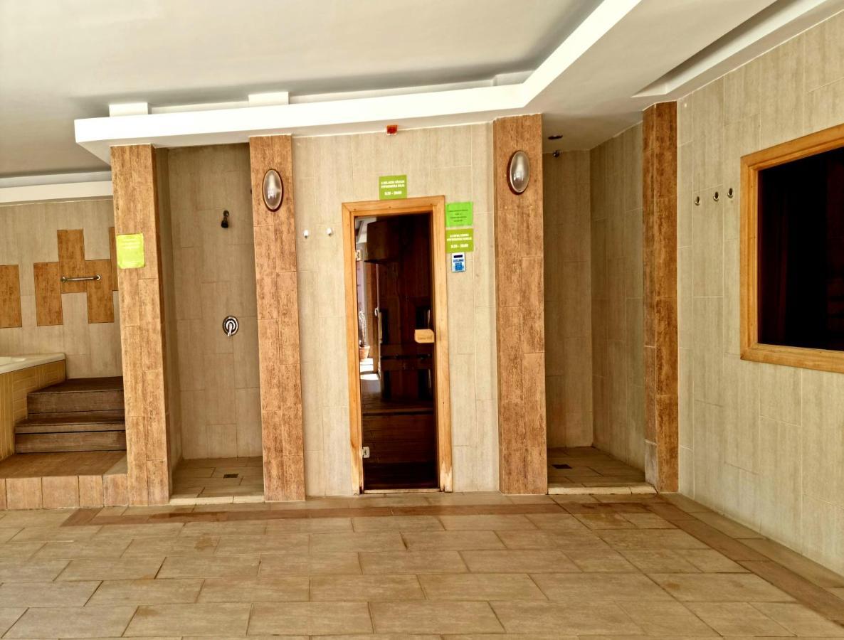 Relax Wellness Studio Hajduszoboszlo Apartment Exterior foto