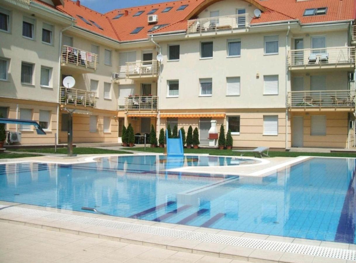 Relax Wellness Studio Hajduszoboszlo Apartment Exterior foto