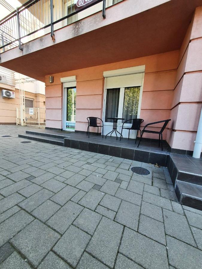 Relax Wellness Studio Hajduszoboszlo Apartment Exterior foto