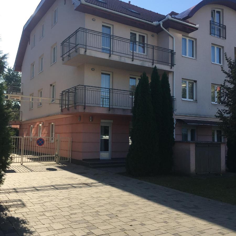 Relax Wellness Studio Hajduszoboszlo Apartment Exterior foto