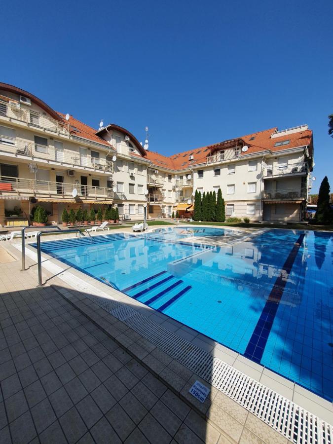 Relax Wellness Studio Hajduszoboszlo Apartment Exterior foto